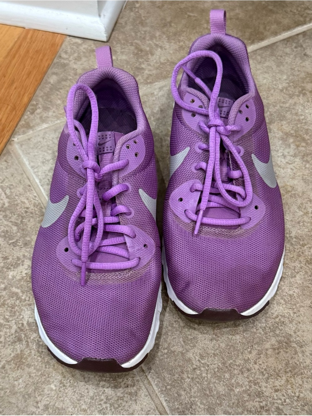 Nike Air Max Motion LW lifestyle running sneakers. women’s 7.5